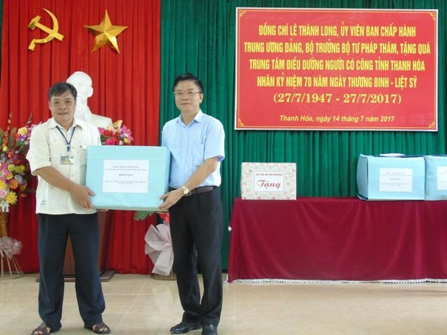 Bộ trưởng Lê Thành Long trao quà và 100 triệu đồng cho Trung tâm điều dưỡng người có công tỉnh Thanh Hóa