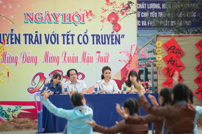 Á hậu Hoàn vũ Việt Nam được các em học sinh chào đón nồng nhiệt.