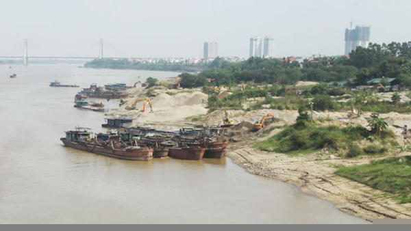 Một bãi tập kết vật liệu xây dựng ven sông Hồng.