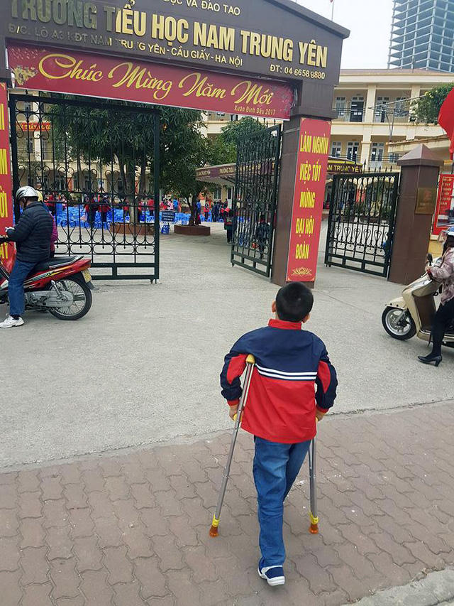 Cháu Trần Chí Kiên đã trở lại trường. (Ảnh do gia đình cháu Kiên cung cấp)