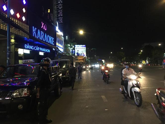 Đến gần 23h ngày 10/4, rất đông các lực lượng CSGT, CSCĐ vẫn đang phong tỏa khu vực xung quanh quán karaoke XOcủa Trần Ngọc Phúc (SN 1983, tự Phúc XO) để điều tra, khám xét bên trong.