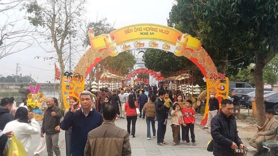 Đền Ông Hoàng Mười (huyện Hưng Nguyên - Nghệ An) thu hút đông đảo du khách.