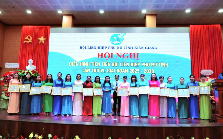 Bà Lý Anh Thư - Chủ tịch Hội LHPN tỉnh Kiên Giang và ông Trần Chí Viễn - Tỉnh ủy viên, Phó Bí thư Đảng ủy các cơ quan Đảng tỉnh Kiên Giang trao bằng khen cho tập thể, cá nhân tiêu biểu trong các phong trào thi đua, hoạt động Hội giai đoạn 2020–2025.