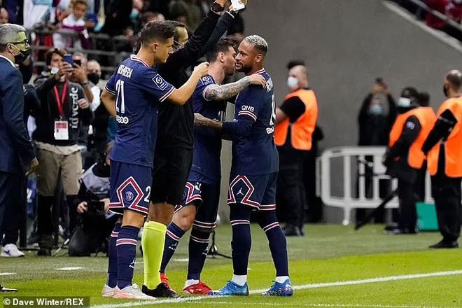 Neymar rời sân nhường chỗ cho Messi ở phút 66.