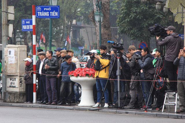 Lực lượng phóng viên chờ đón thời điểm đoàn xe chở ông Kim Jong-un đi qua.