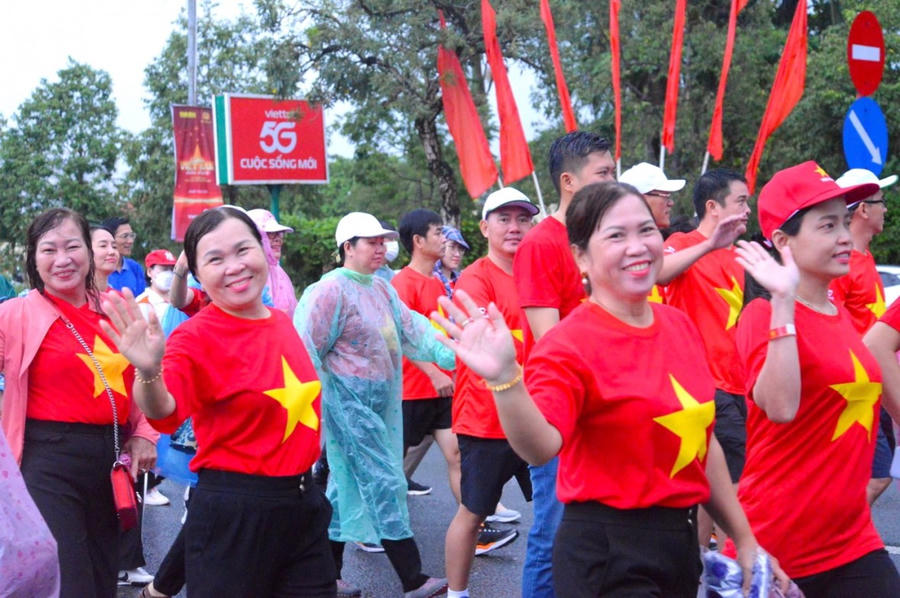 Dù mưa lớn, đông đảo cán bộ, công chức và Nhân dân vẫn tham gia hành trình, mỗi bước đi trở thành một “bước xanh” góp phần giảm phát thải khí carbon, hướng tới mục tiêu Net Zero của quốc gia.