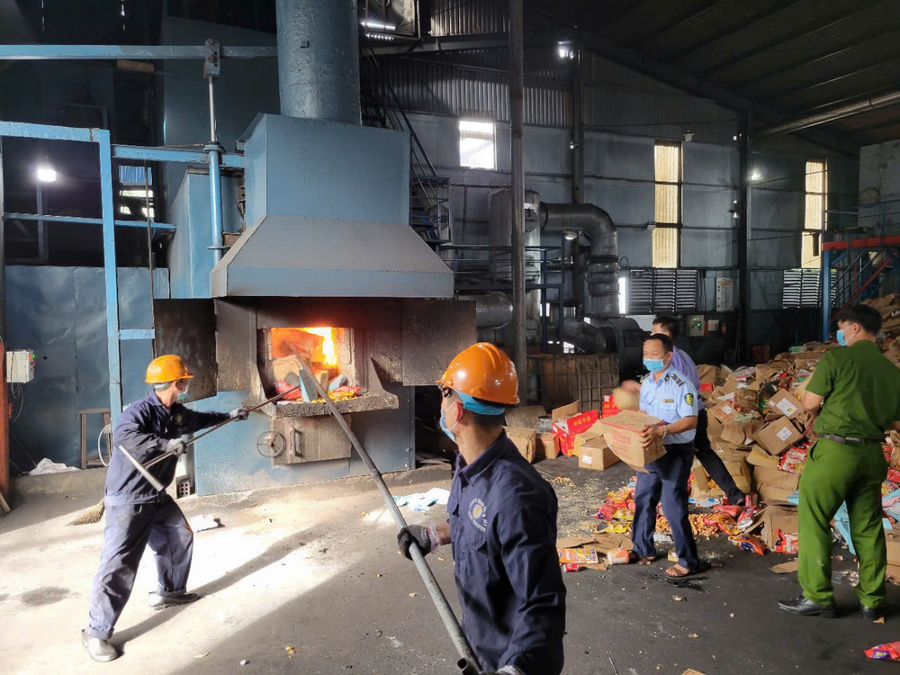 Lực lượng chức năng tiến hành tiêu hủy số hàng giả nhãn hiệu, không đảm bảo chất lượng. (Ảnh: Dms)