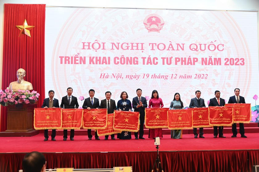 bo-truong-le-thanh-long-trao-co-thi-dua-nganh-tu-phap-cho-cac-tap-the-co-thanh-tich-tieu-bieu-xuat-sac-1631