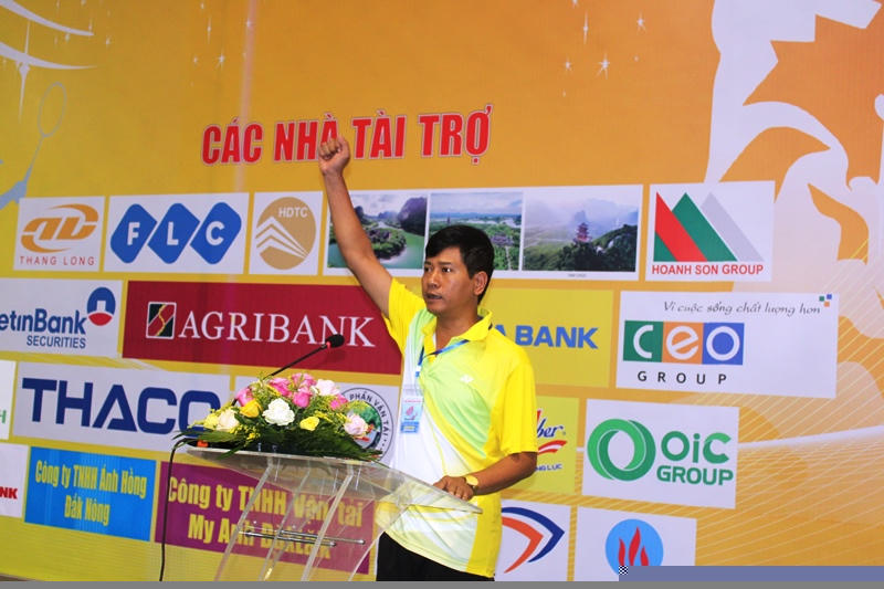 VĐV Hoàng Văn Thái (đoàn Thanh tra tỉnh Nghệ An) đại diện cho toàn thể VĐV tham dự giải lên tuyên thệ