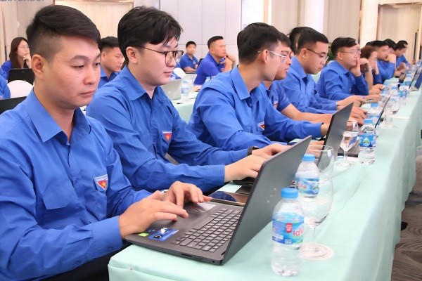 Đoàn viên thanh niên ngành Than thực hành kỹ năng sử dụng ứng dụng AI tại Diễn đàn "Tuổi trẻ sáng tạo năm 2025".