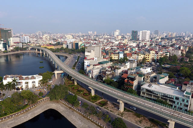 Qua ga La Thành, đường sắt trên cao chạy qua mặt nước hồ Hoàng Cầu. Tại đây, hành khách sẽ có được trải nhiệm tần nhìn rất đẹp mắt.