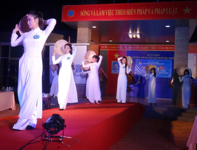 Trình diễn áo dài