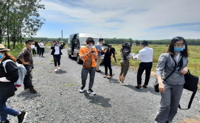 Nhân viên công ty BTC Group dẫn khách bán rầm rộ, chính quyền không thấy