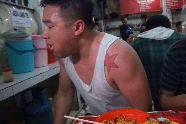 Mặt Ben nóng ran và đổ mồ hôi ngay sau khi ăn. (Ảnh: SWNS)