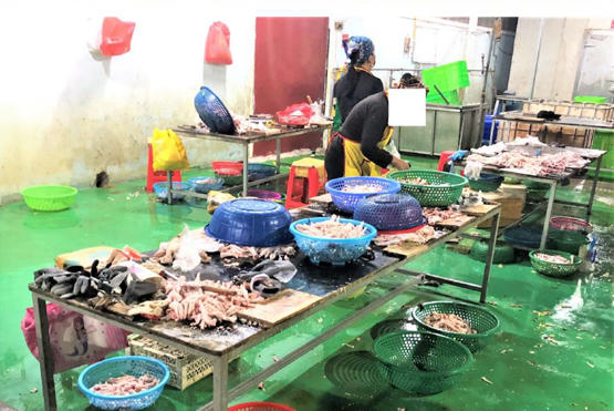 Công nhân đang sơ chế thực phẩm tại Công ty TNHH thực phẩm MĐ.