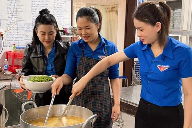 Do ảnh hưởng của dịch bệnh, chị Nhàn (ngoài cùng, bên trái) phải tạm hoãn hợp đồng lao động, nghỉ việc không lương (Ảnh: NVCC).