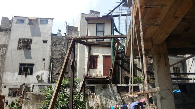 Không những vậy, nhiều ngôi nhà liền kề dự án đang có dấu hiệu nghiêng, lún.
