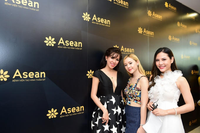 Các người đẹp Mai Thỏ, Quynh Kool, Mai Anh Thu cùng nhau tạo dáng trước ống kính.