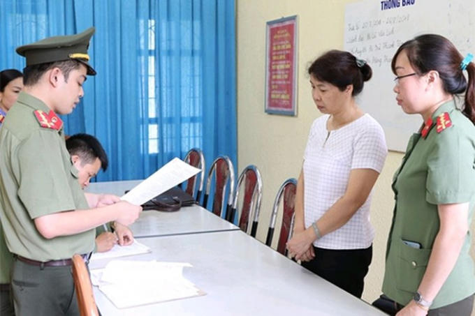 Cơ quan An ninh điều tra Công an tỉnh Sơn La đọc Quyết định khởi tố bị can đối với Nguyễn Thanh Nhàn, Phó trưởng Phòng Khảo thí và Quản lý chất lượng giáo dục đã sai phạm trong kỳ thi THPT Quốc gia 2018