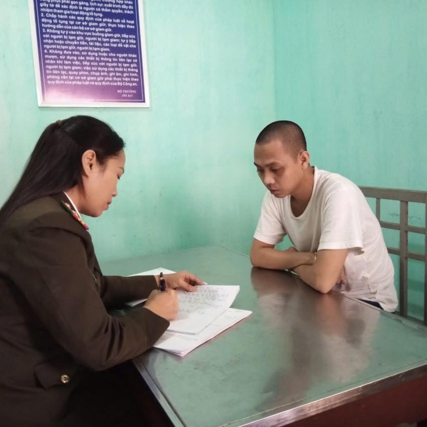 Bị can Mai Văn Tới làm việc với cơ quan chức năng. Ảnh: Tiền Phong