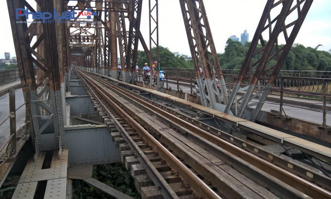 Cầu Long Biên là cây cầu thép đầu tiên bắc qua sông Hồng nối quận Hoàn Kiếm với quận Long Biên của Hà Nội, do Pháp xây dựng (1898-1902)