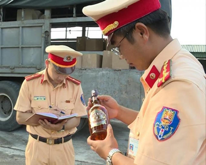 420 chai rượu ngoại nhập lậu đã được SCGT chuyển giao cơ quan chức năng xử lý.