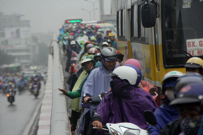 Nhiều người sốt ruột vì mãi không di chuyển được.