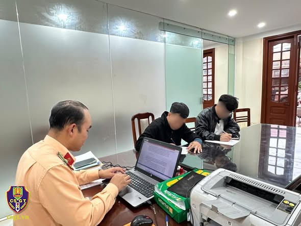 CSGT Thái Nguyên làm việc với Đ.T.A và V.B.K. (Ảnh: Cục Cảnh sát giao thông)