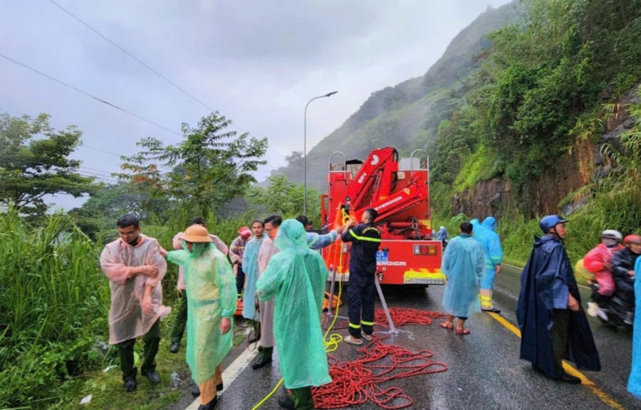 Lực lượng cứu hộ đã dùng xe cẩu chuyên dụng cùng hàng chục chiến sỹ nỗ lực đưa các nạn nhân lên khỏi vực sâu. Ảnh: K.P