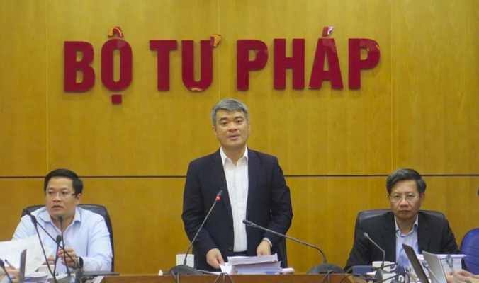 Thứ trưởng Bộ Tư pháp Nguyễn Thanh Tú chủ trì một hội đồng thẩm định pháp luật mới đây (Ảnh: Hồng Mây).