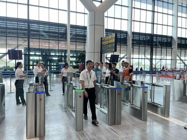 Làm thủ tục bay bằng giải pháp ứng dụng định danh, xác thực điện tử và nhận diện sinh trắc học tại cửa an ninh, sân bay T3 Tân Sơn Nhất