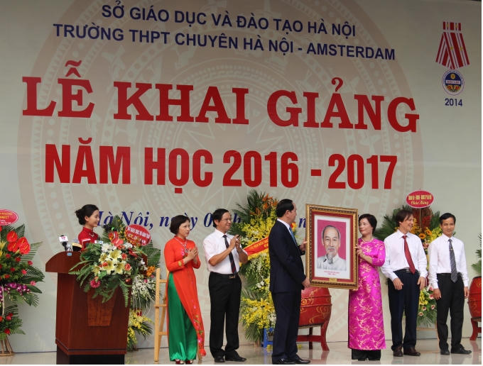 Chủ tịch nước tặng quà lưu niệm...