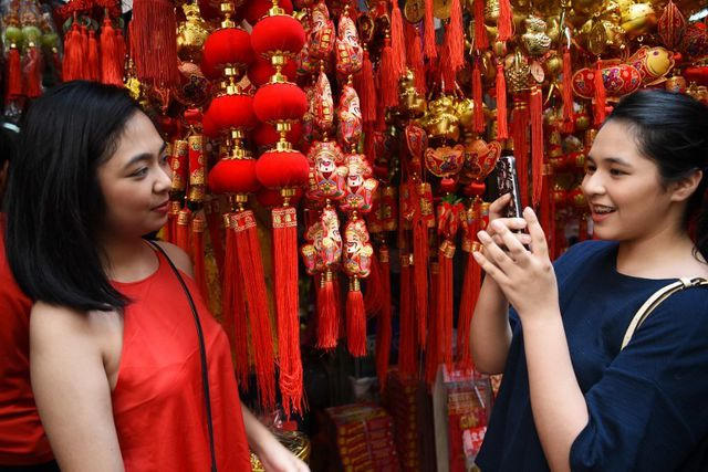 Người dân Philippine dạo phố, chụp ảnh chào mừng năm mới.