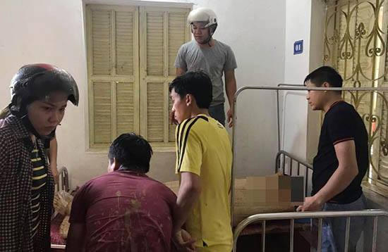 Thi thể ông Đặng Phúc Tài - Phó Bí thư Thường trực xã Nậm Mười đang được gia đình làm thủ tục an táng.