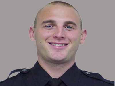 Có lẽ anh cảnh sát này không ngờ mọi người lại xử lí vụ việc một cách nghiêm trọng thế.