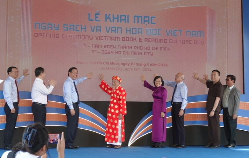 Đại diện Ban tổ chức và các đại biểu thực hiện nghi thức khai mạc Ngày Sách và Văn hóa đọc Việt Nam năm 2024 tại TP.HCM.