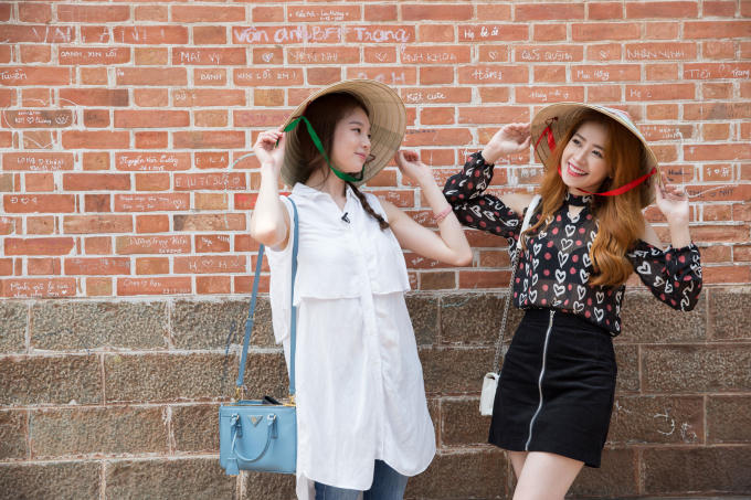Hai người cùng đi chơi những địa điểm nổi tiếng của Sài Gòn.