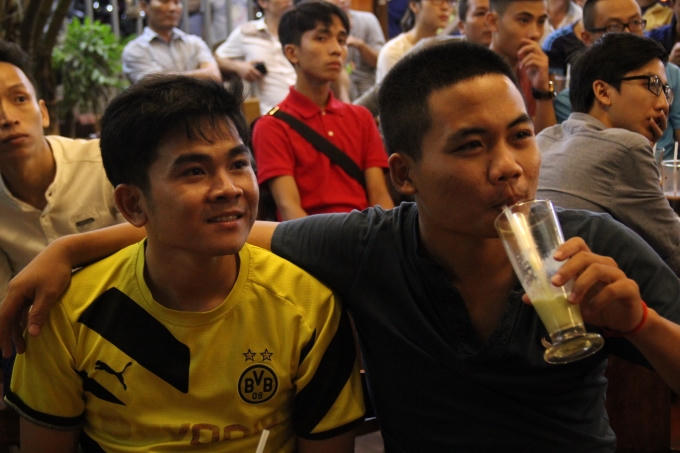 Sung sướng khi IBrahimovic rút ngắn tỷ số 1 -2.