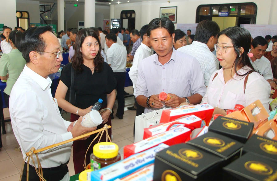 Ông Phạm Văn Thiều - Phó Bí thư Tỉnh ủy, Chủ tịch UBND tỉnh Bạc Liêu (Trưởng BCĐ các Chương trình MTQG tỉnh) tham gian hàng OCOP.