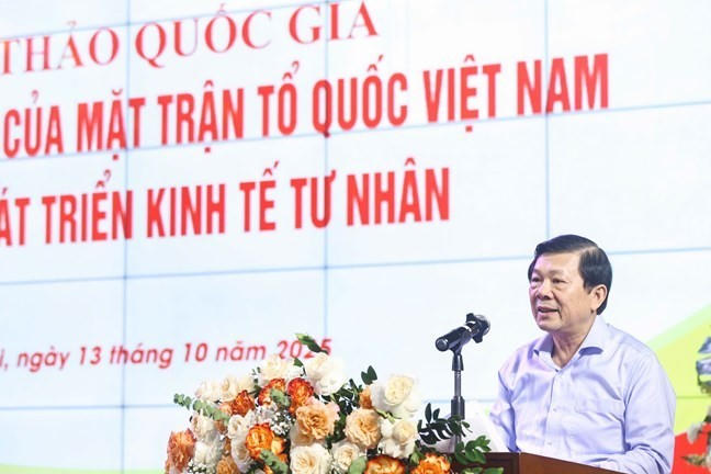 TS Nguyễn Hữu Dũng, Ủy viên Đoàn Chủ tịch, Phó Chủ nhiệm Hội đồng tư vấn về Kinh tế, nguyên Phó Chủ tịch UBTƯ MTTQ Việt Nam trình bày tham luận tại Hội thảo