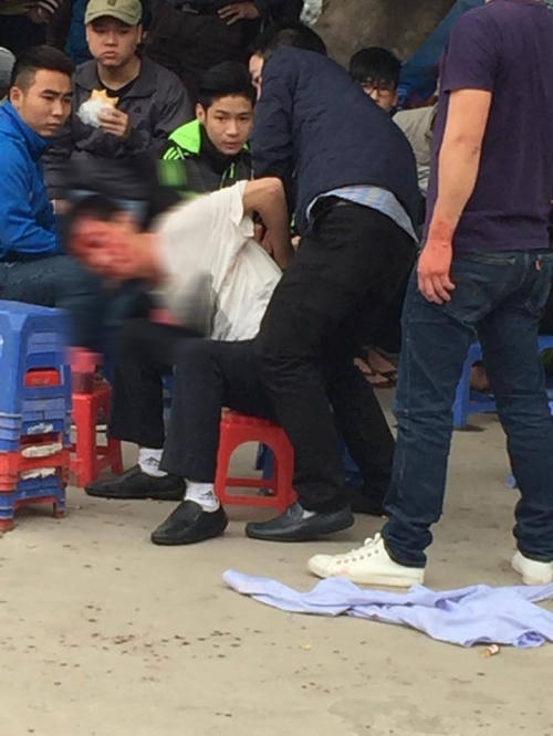 Nạn nhân bị hành hung trước sự chứng kiến của nhiều người.