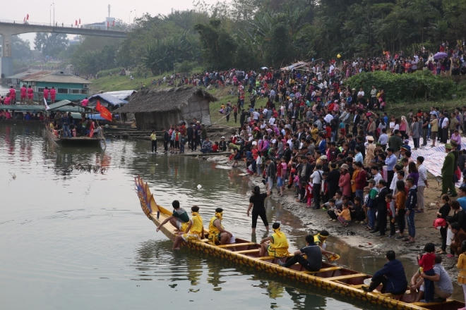 Kết thúc cuộc đua, các đội trở lại bờ trước sự vỗ tay, ăn mừng giành chiến thắng và động viên, an ủi khi thua cuộc từ người thân và du khách.