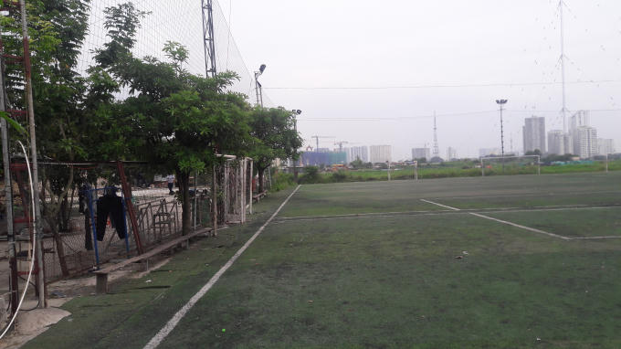 Cận cảnh sân bóng trên đất nông nghiệp.