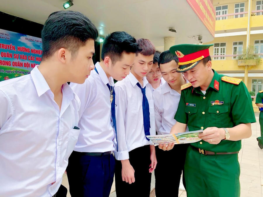Nhiều học sinh đặc biệt quan tâm tới thông tin tuyển sinh các trường quân đội (Ảnh minh họa)
