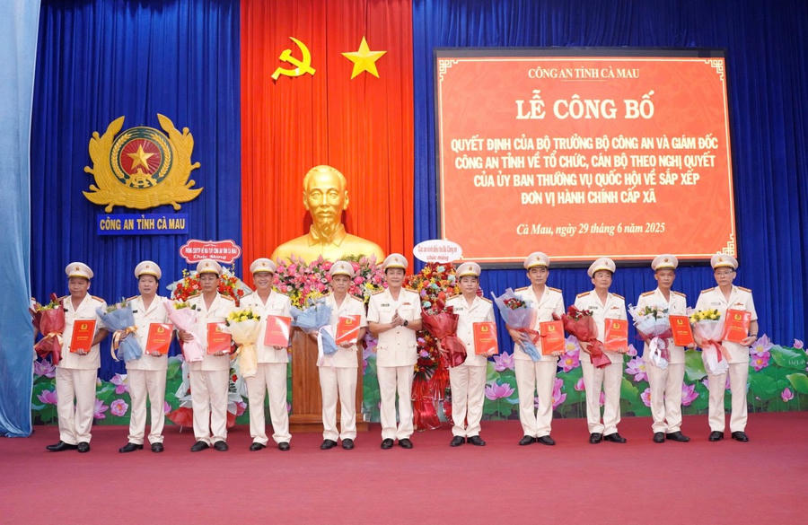 Đại tá Hồ Việt Triều - Ủy viên Ban Thường vụ Tỉnh ủy, Giám đốc Công an tỉnh Cà Mau, trao quyết định của Bộ trưởng Bộ Công an về điều động, bổ nhiệm và tặng hoa chúc mừng các Phó Giám đốc Công an tỉnh Cà Mau (sau sáp nhập) và trao quyết định, tặng hoa chúc mừng các Trưởng phòng.