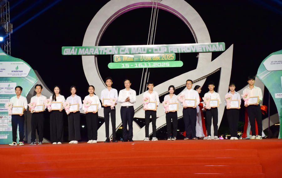 Ông Trần Quang Dũng – Phó Bí thư Thường trực Đảng ủy Tập đoàn Công nghiệp – Năng lượng Quốc gia Việt Nam, trao học bổng “Quỹ Thắp sáng niềm tin” cho sinh viên khu vực ĐBSCL.