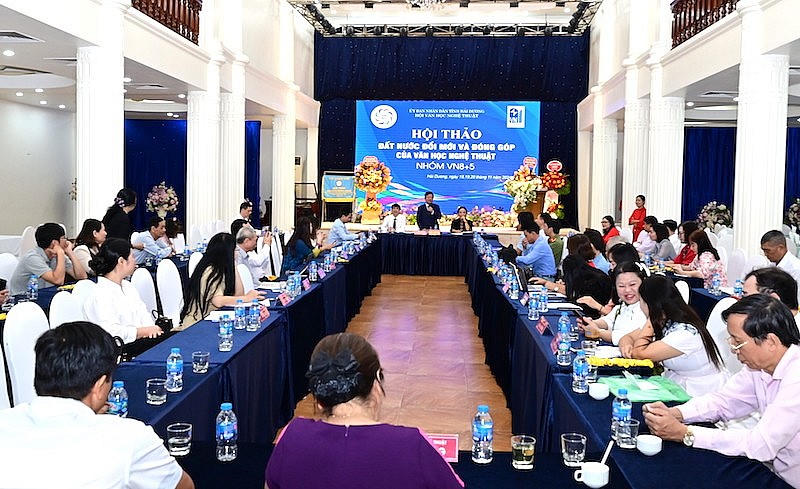 Hội thảo “Đất nước đổi mới và đóng góp của văn học nghệ thuật”.