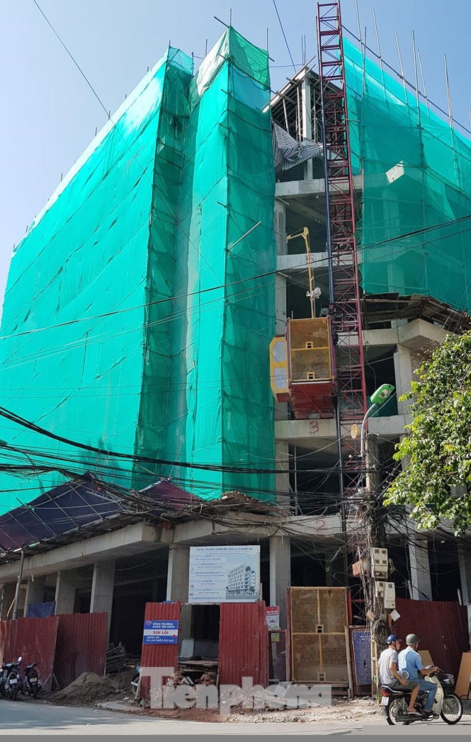 Công trình “Tòa nhà thương mại, dịch vụ và khách sạn” tại số 2 Ngõ Giếng (phường Ô Chợ Dừa, quận Đống Đa) của Công ty Ngôi nhà mới xây sai so với giấy phép xây dựng được cấp cả mật độ lẫn chiều cao từ tầng hầm đến các tầng sàn. (Ảnh: Đình Phong).