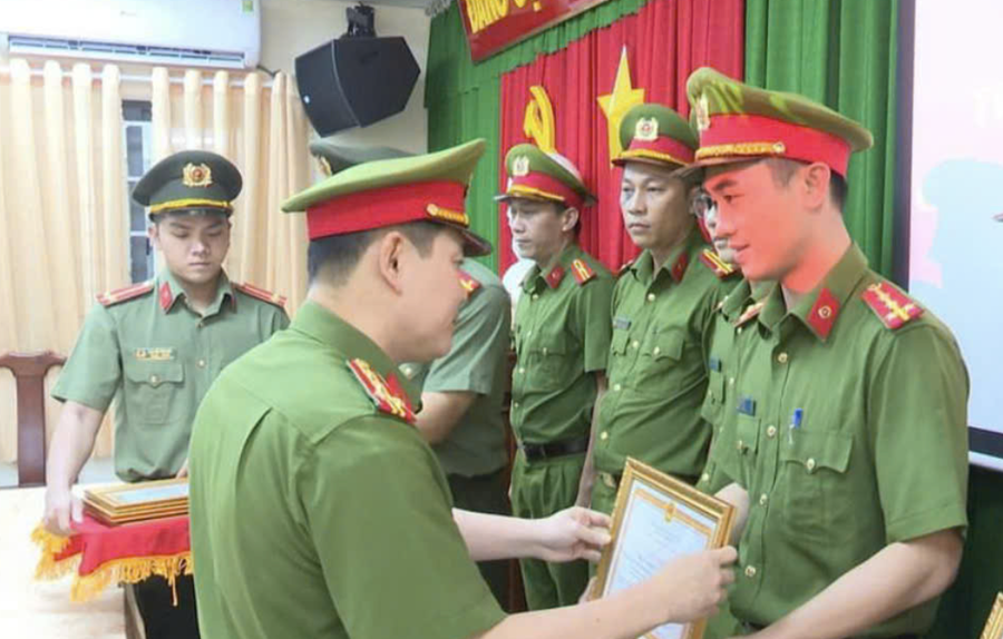 Khen thưởng nhiều cá nhân trong vụ bắt cướp.