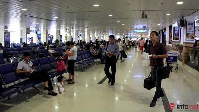 Trái ngược với từng hàng xe đang "nhúc nhích" phía ngoài, trong phòng chờ làm thủ tục tại sân bay lại rất thông thoáng